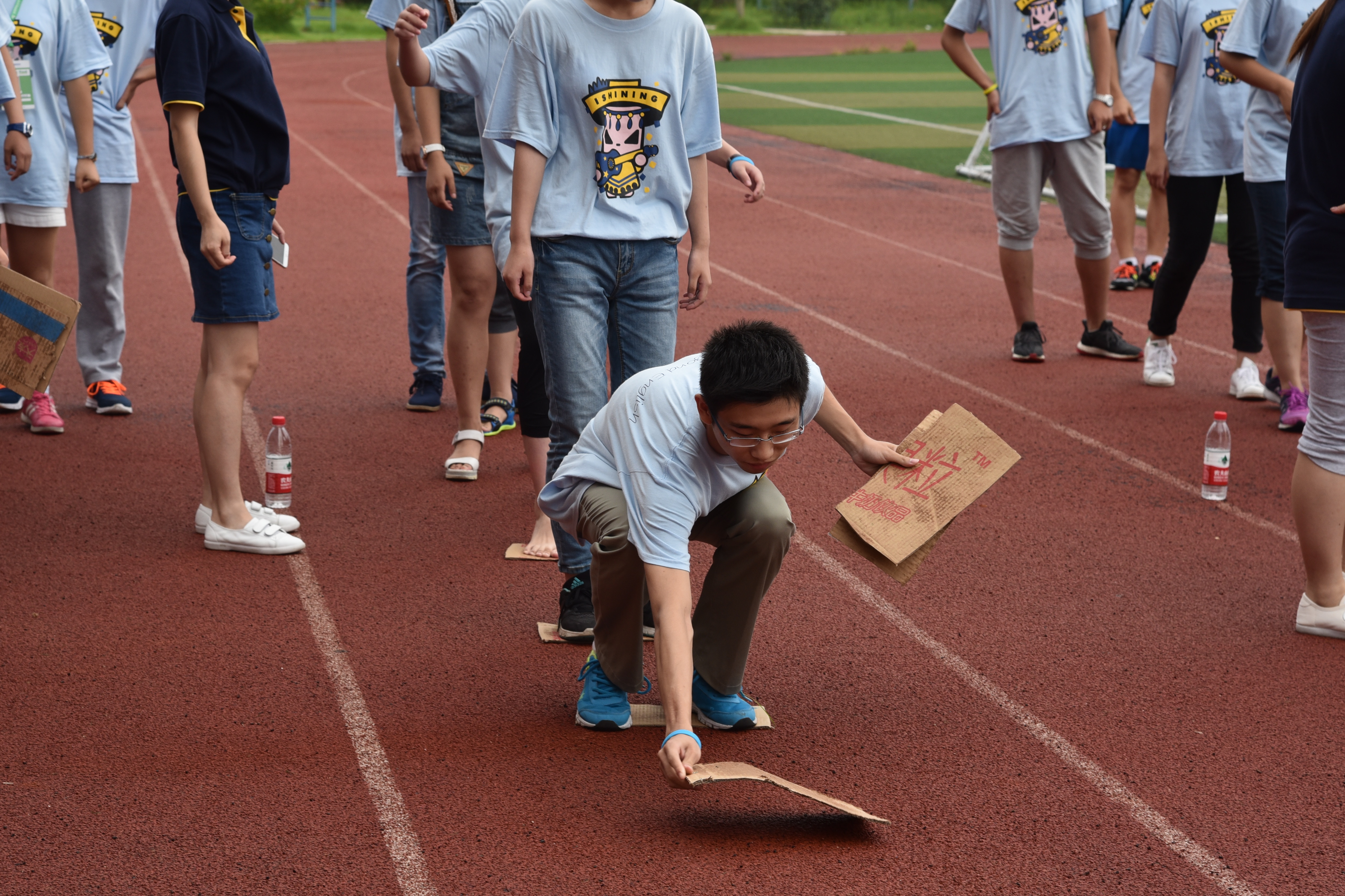 冰球公开赛上演强强对话，岭南貔貅队强势反弹渝州灰熊队，团队配合流畅；全面提速抢占先机的简单介绍